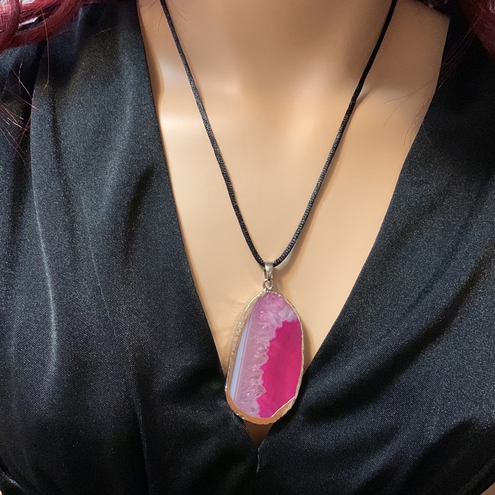 Pink agate pendant necklace